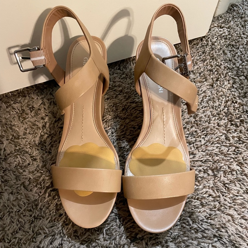 Gianni Bini nude wedges, open toe platform.